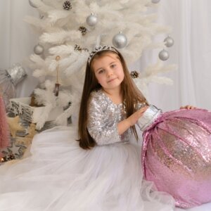 Снежинка и елочная игрушка