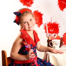 Девочка с валентинками