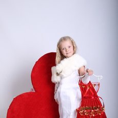 Девочка в белоснежном платье с манто