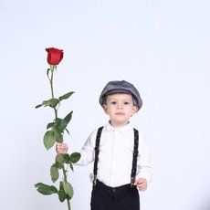 Юный влюбленный с розой