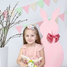 Девочка и плюшевый кролик в корзинке