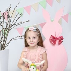 Девочка и плюшевый кролик в корзинке