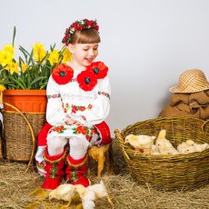 Девочка с цыплятами