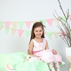 Девочка с кроликом на пасхальной фотосессии