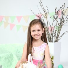 Девочка фотографируется с кроликом