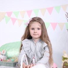 Девочка с кроликом в корзинке