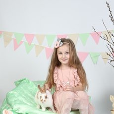 Девочка с кроликом в праздничной фотостудии