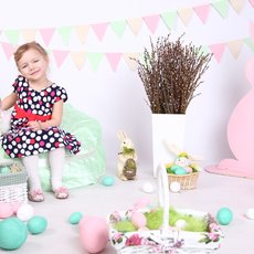 Девочка с пасхальным кроликом