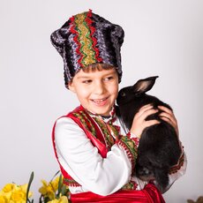 Мальчик с черным кроликом