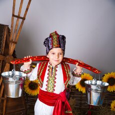 Мальчик с коромыслом