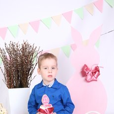 Мальчик с пасхальным куличем