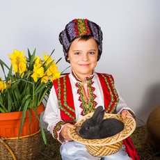 Мальчик с серым кроликом