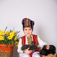 Мальчик с тремя кроликами