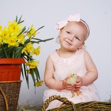 Малышка с цыпленком