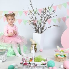 Малышка в окружении пасхальных корзинок