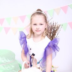 Юная красавица с пушистым символом Пасхи