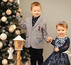 Діти біля різдвяної ялинки