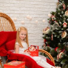 Дівчинка відкриває новорічний дарунок
