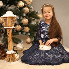 Дівчинка з кроликом