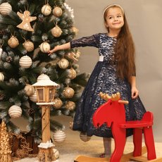 Фото біля різдвяної ялинки