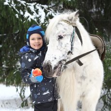 Хлопчик на фотосесії з поні