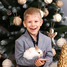 Хлопчик з кроликом