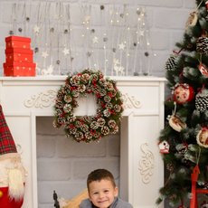 Хлопчик із скринькою солодощів