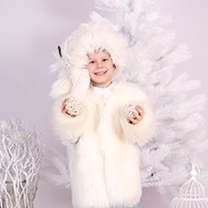 Хлопчик в образі сніговика