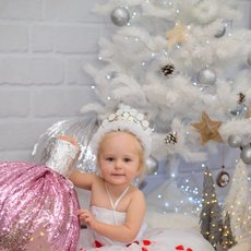 Крихітка з ялинковою іграшкою