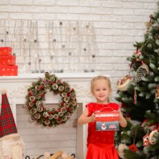 Крихітка зі скринькою