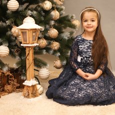 Принцеса біля ялинки