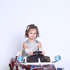 Дівчинка на ретро автомобілі