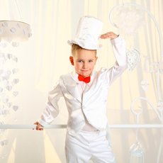 Юний джентльмен в білому костюмі