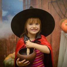 Дівчинка в готичному наряді