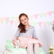 Дівчинка і кролик Вася