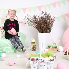 Дівчинка на пасхальній фотосесії