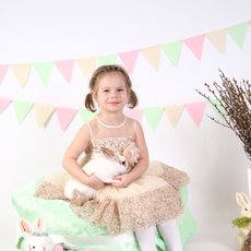 Дівчинка з білим кроликом