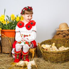Дівчинка з курчатами