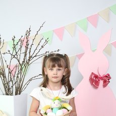 Дівчинка з пасхальним кошиком