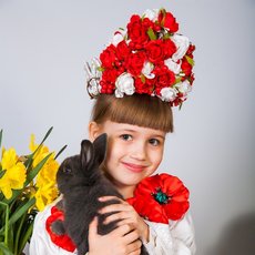 Дівчинка з сірим кроликом