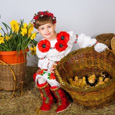 Дівчинка з каченятами