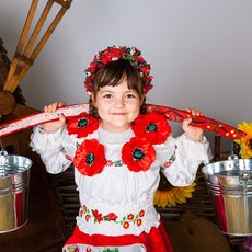 Дівчинка у віночку