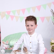 Хлопчик на весняній фотосесії