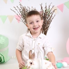 Хлопчик з кроликом