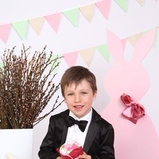 Хлопчик з солодощами до Пасхи