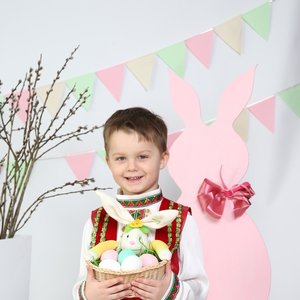 Хлопчик в національному костюмі на фотосесії