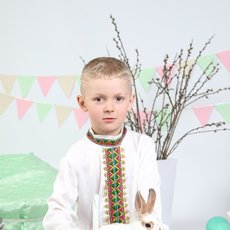Хлопчик у вишиванці на весняній фотосесії