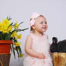 Малятко з кроликом