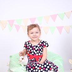 Малятко в сукні в горошок