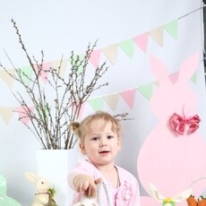 Малятко в рожевій сукні